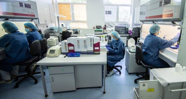 Cercetătorii români impresionează la o competiţie internaţională destinată reducerii impactului COVID-19